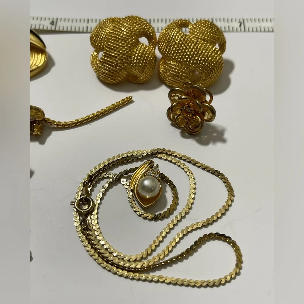 Elegant Vintage Gold Jewelry Women Men’s Brooches, Pendant, Necklace Earrings - Picture 6 of 15